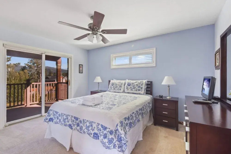 Mule Meadows Classy, Split Level South Tahoe Home!