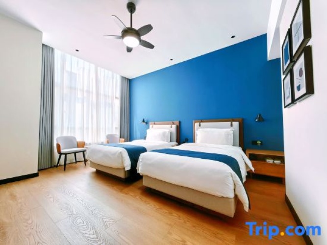 Standard Twin room with lake view