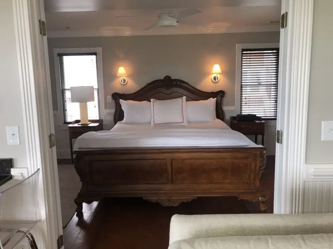 The Burrus House Inn Waterfront Suites