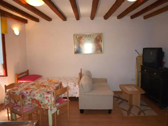 Apartment 52