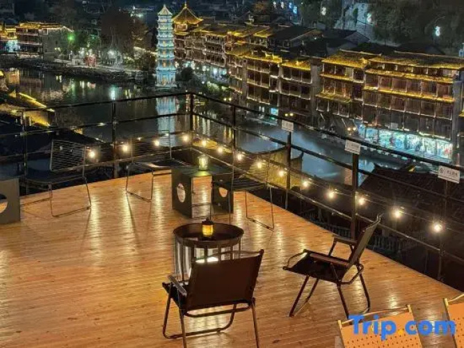 Jiuye Banshan B&B (Phoenix Ancient Town Store)