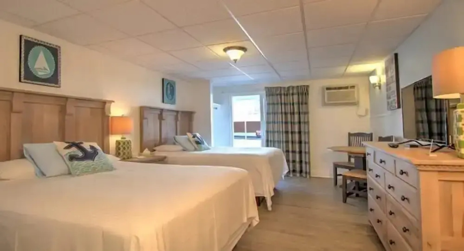 Mainsail Motel & Cottages