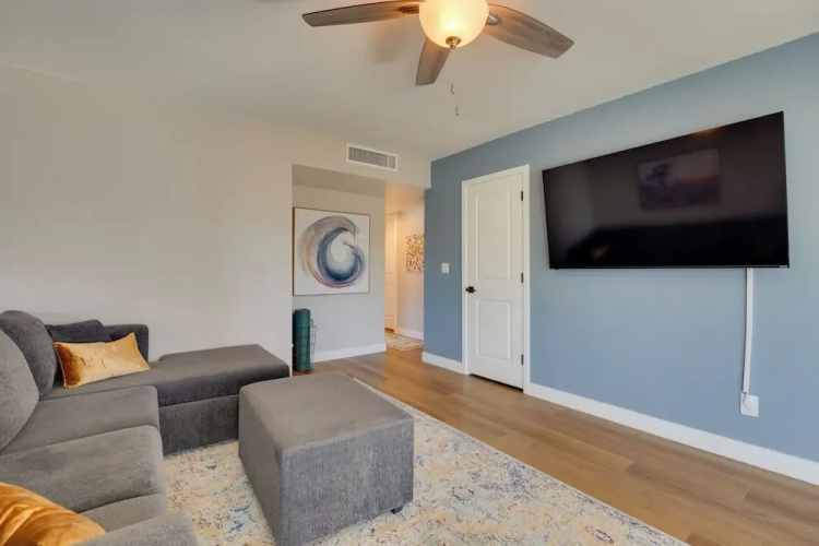 9 Mi to Downtown Tempe: Condo w/ Pool Access