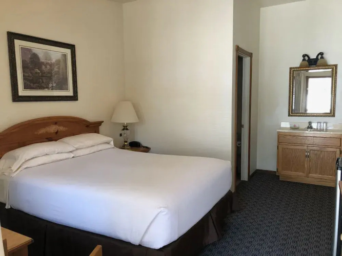 Landmark Inn