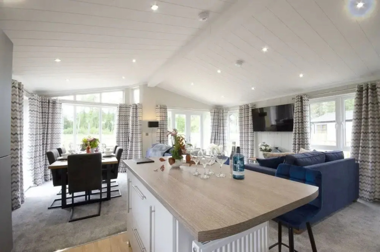 Hollicarrs - Lilypad Lodge