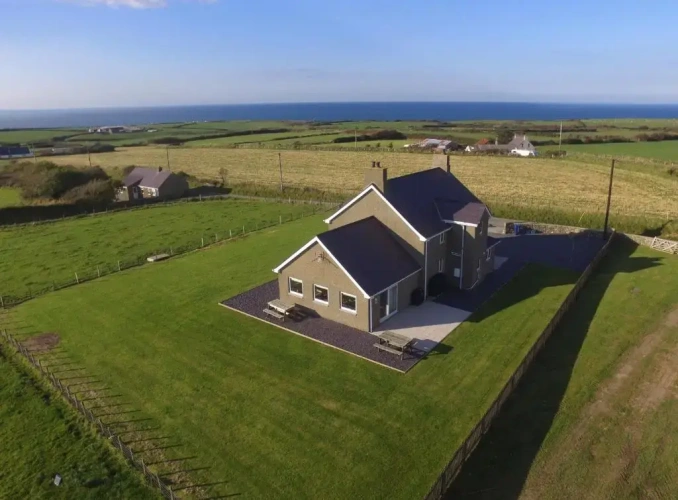 5 Bedrooms Cottage