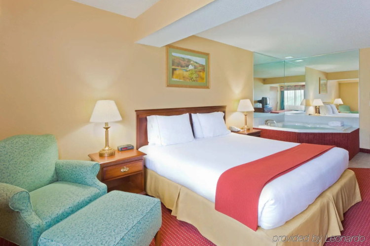 Holiday Inn Express Irwin-PA Turnpike Exit 67
