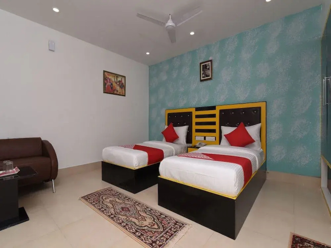 OYO 13310 Noida Suites