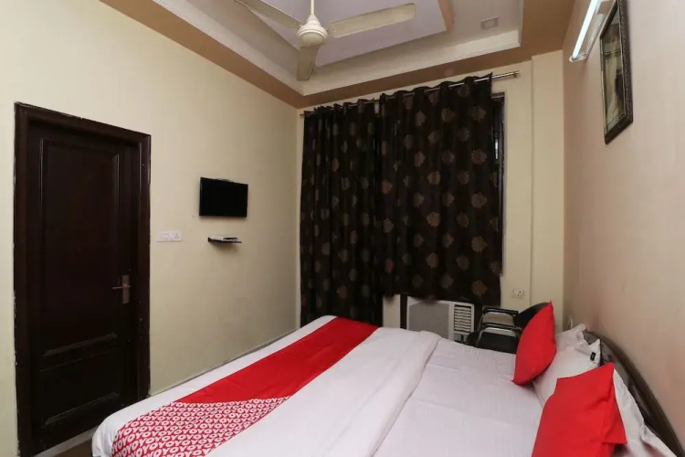 Oyo 30740 Hotel Gurudham Vrindavan