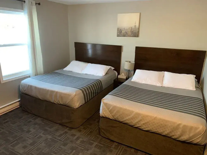 TaLLboys Grill & Pub Motel