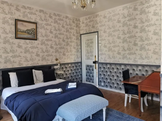 Classic Triple room with city view