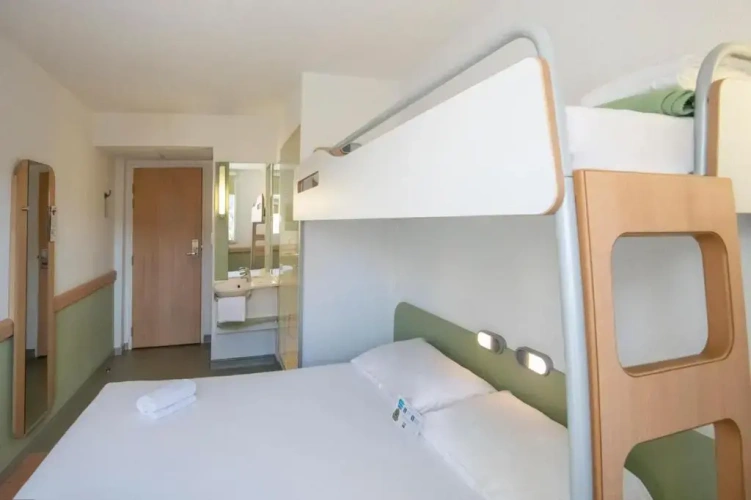 Standard Triple room