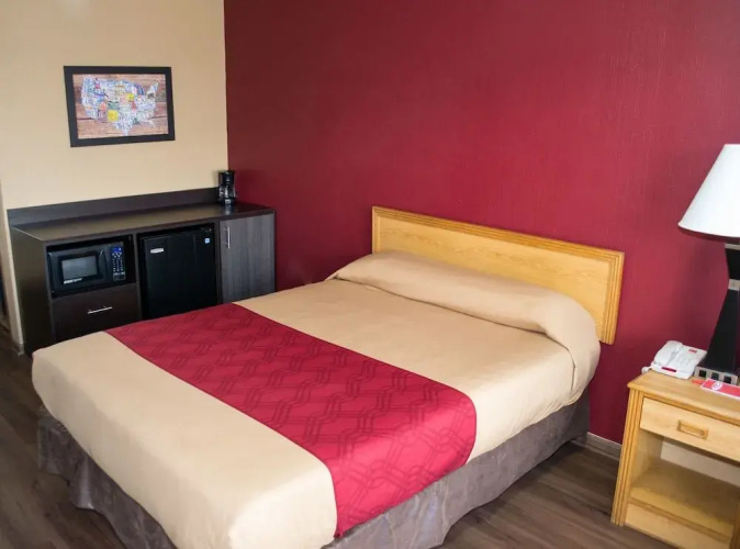 Econo Lodge North