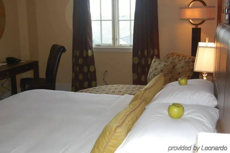 Carriage House Hotel