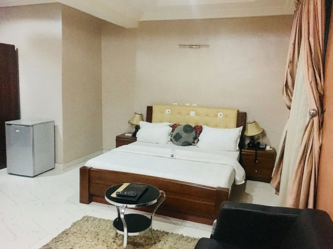 Euc Demodern Hotel And Suites