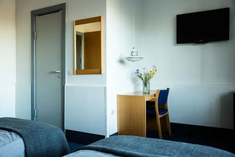 Hotel B