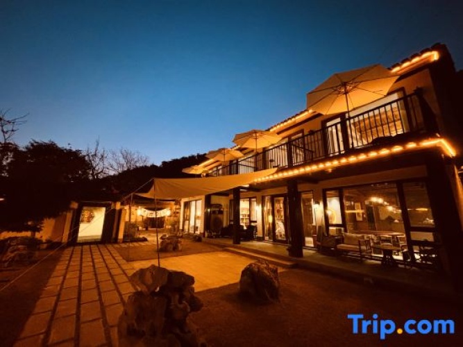 5 Bedrooms Villa