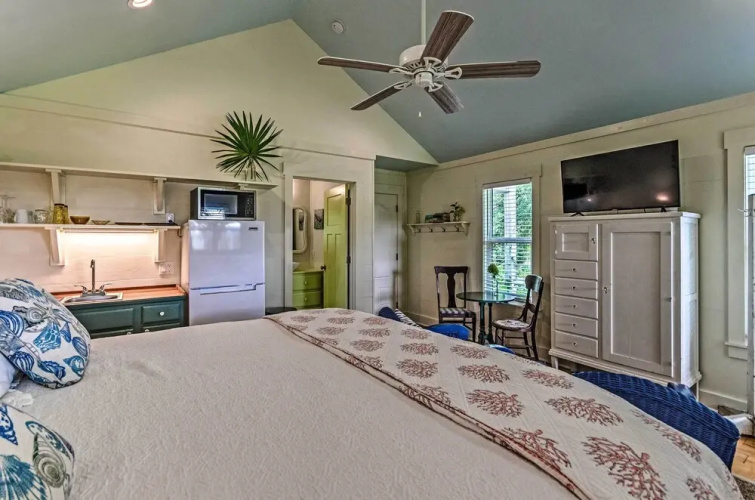 Tropical Studio: 1/4 Mi to Public Beach Access!