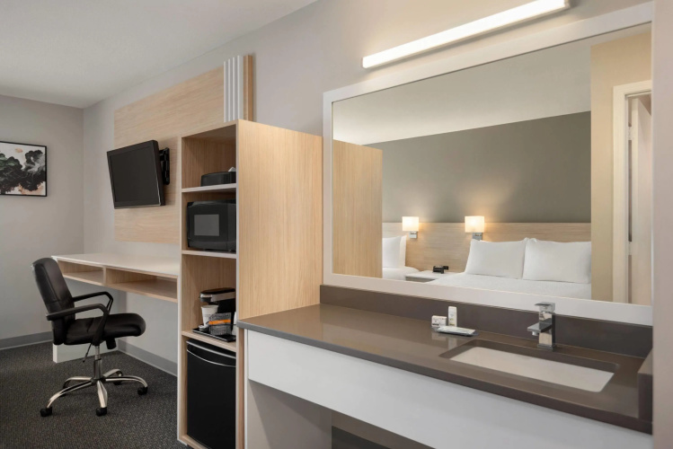 Days Inn by Wyndham Kelowna photo 7