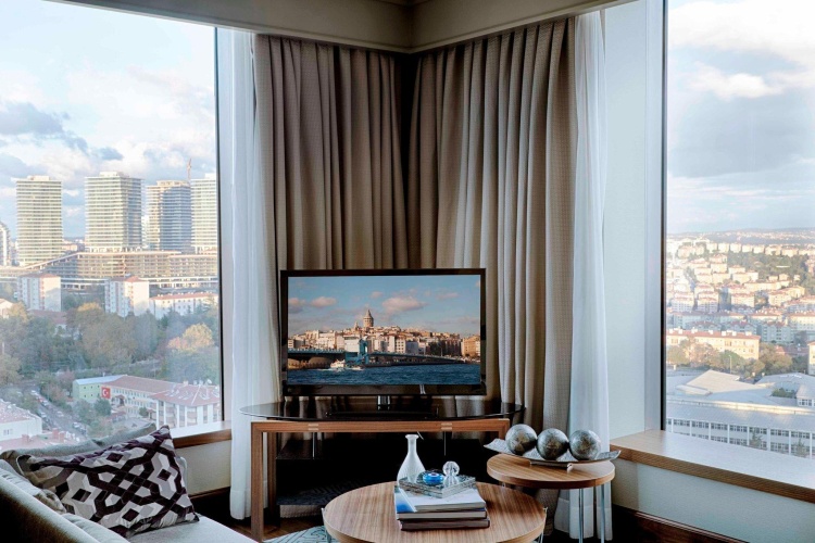 Corner Double Club Suite with city view