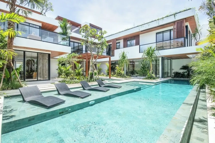 5 Bedrooms Villa