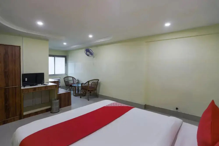OYO 438 Sarala Residence Hotel