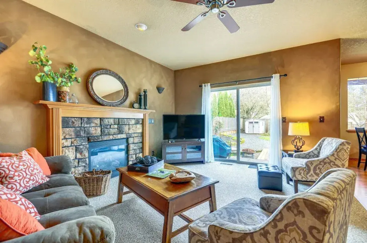 Lovely Dundee Home w/ Private Yard & Fire Pit!