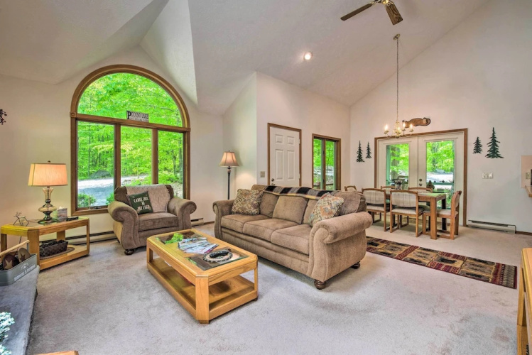Deck & Resort Amenities: Pocono Lake Home - 賓夕凡尼亞
