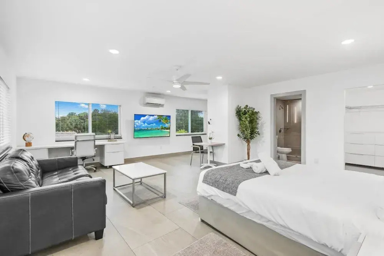 Unique Retreat - Unit D: Cool 2nd-floor Retreat