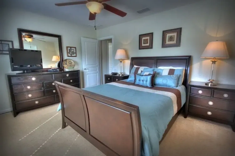 6 Bedrooms Villa