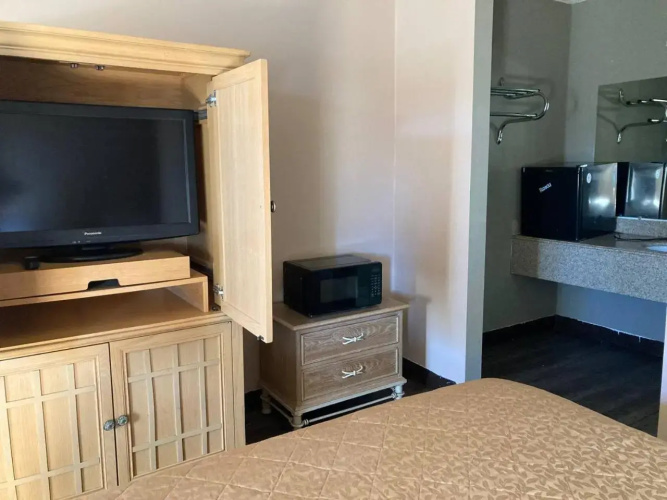 Tree Inn & Suites Albuquerque.