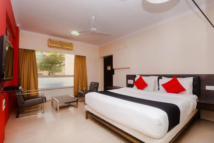 Capital O 40728 Bollywood Design Hotel