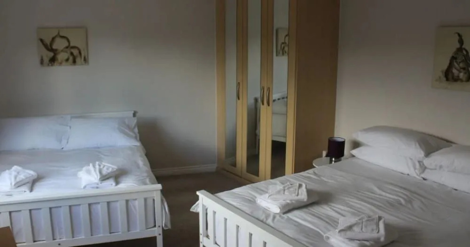 Dog Friendly - 4 Bed House - Sleeps 10 - Pool Table