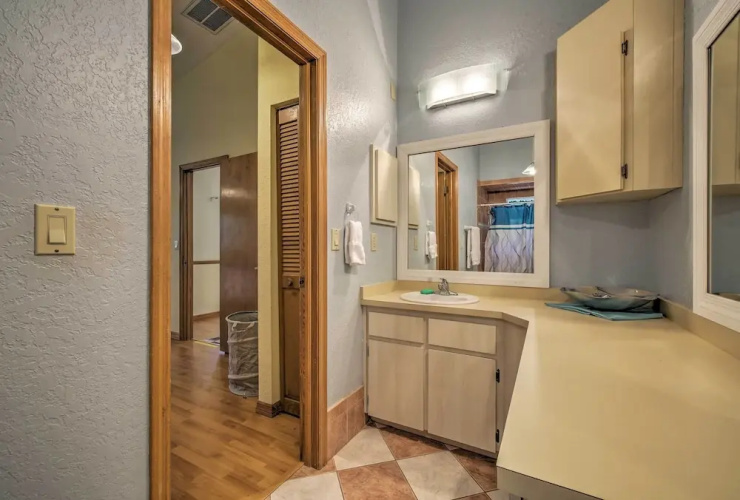 Spring Hill Home w/ Pool ~ 1 Mi to Weeki Wachee
