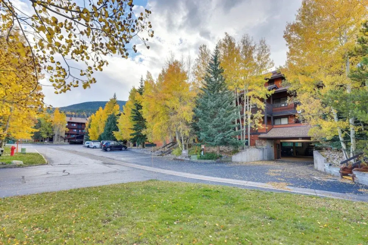 Walkable Frisco Condo: Mtn Views & Shared Hot Tub!
