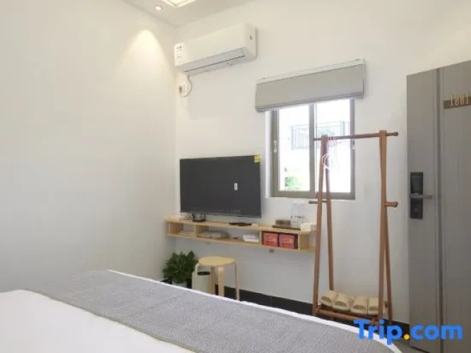 Suite with courtyard view