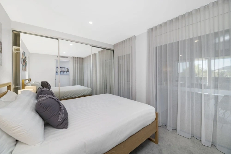 2 Bedrooms Business Apartment with balcony and with lake view