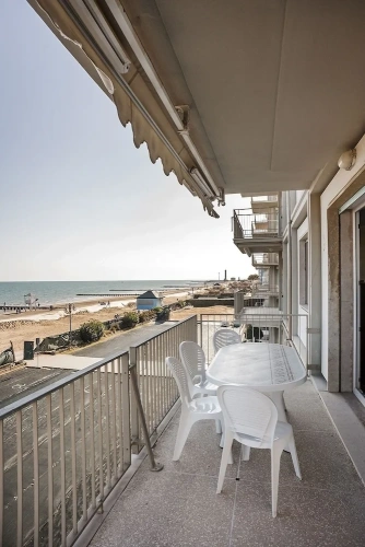 3 Bedrooms Classic Apartment beachfront
