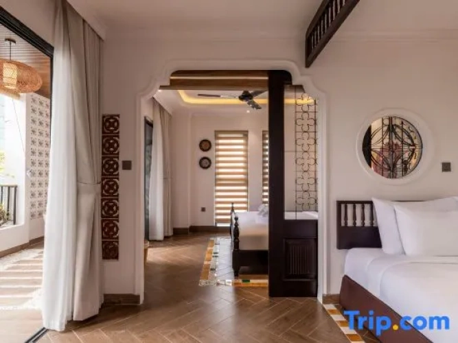 Deluxe Triple room with city view