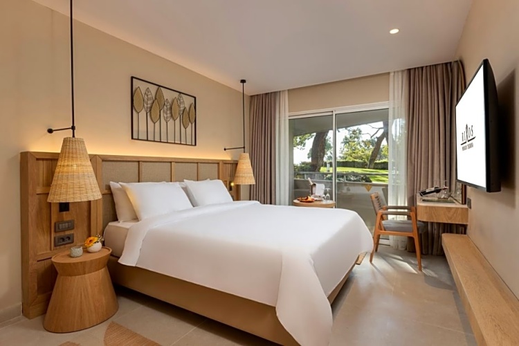 Deluxe Family Suite with garden view
