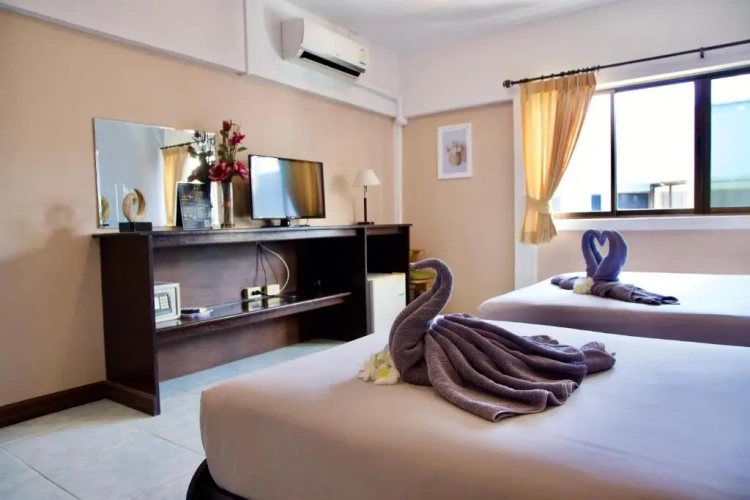 Standard Triple room