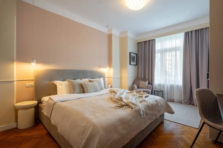 Romanian Athenaeum Flat - Refined 3BR Steps from Calea Victoriei