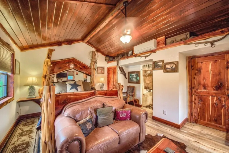 Cedar Bliss Star Studio Bedroom Cabin by Redawning