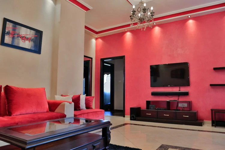 Cozy & Gated Compound
