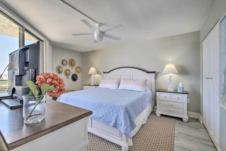 Relaxing Hudson Condo Steps From the Pool!