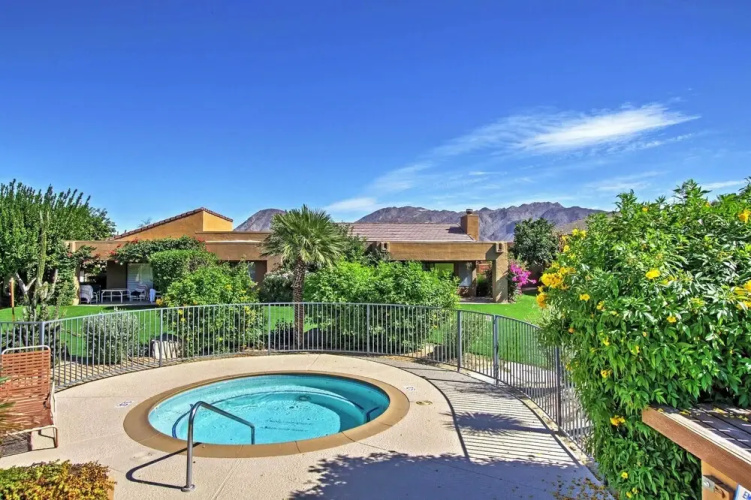 Quiet Palm Desert Condo: Workspace & Pool Access!