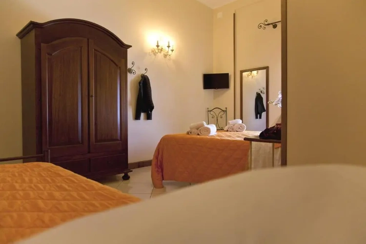Standard Triple room