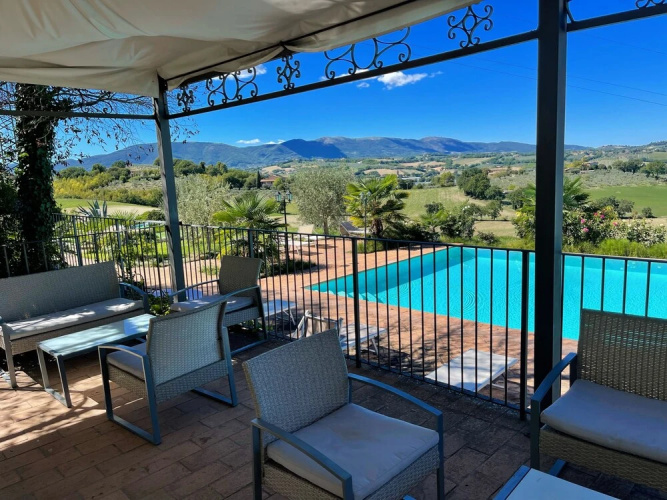 Apt 2. Air Con. Free car Park. Infinity Pool. Beautiful Grounds. Sleeps 4
