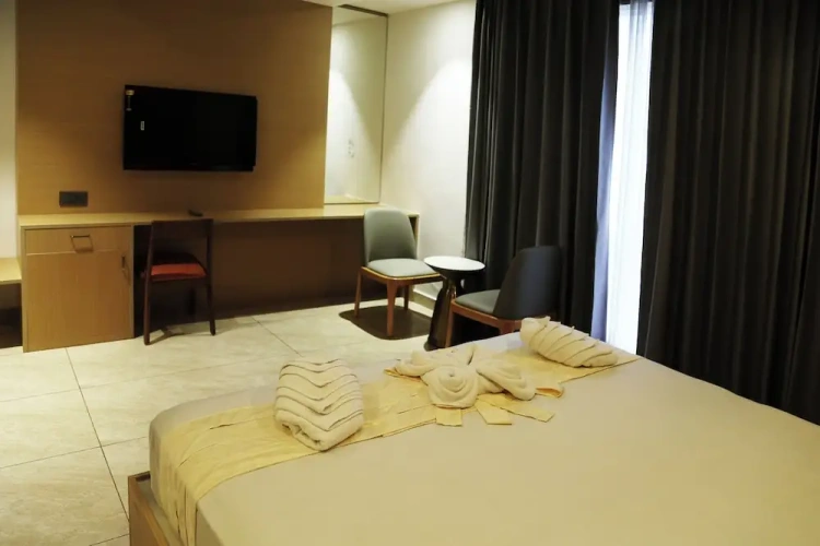 Deluxe Double room with city view