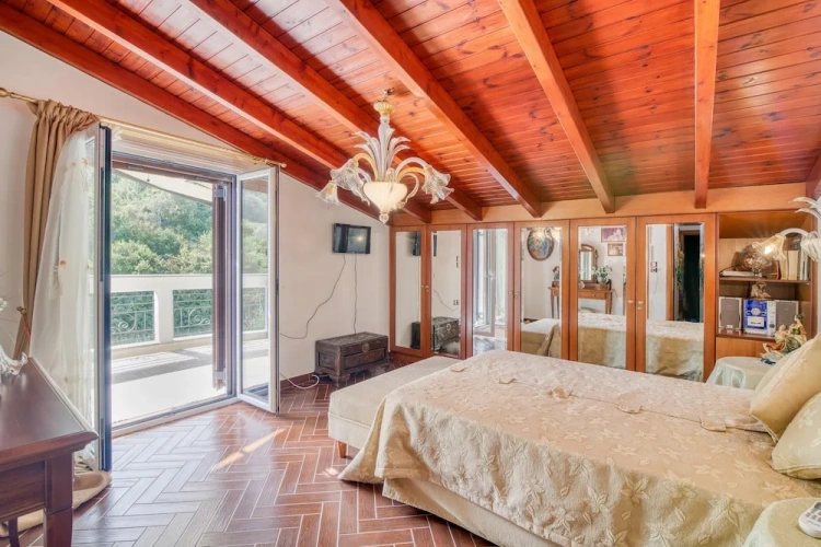 5 Bedrooms Family Villa